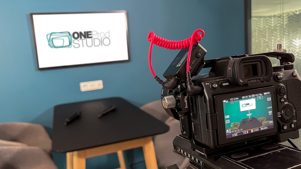 Camera plan large dans notre studio d'enregistrement de podcast et tutos à Nice Arenas